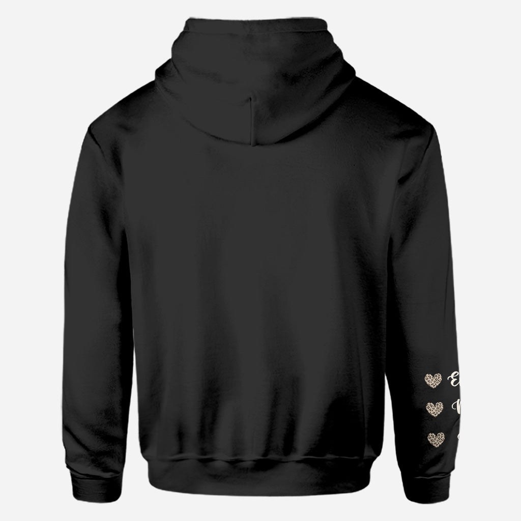 Diese Oma trägt ihr Herz auf der Zunge – Geschenk für Oma, Mama, Tante – Personalisiertes T-Shirt