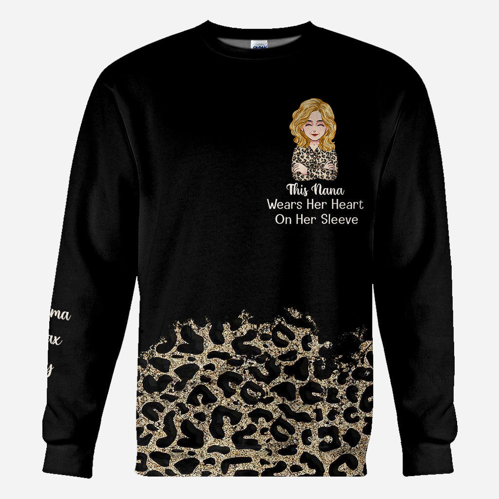 Diese Oma trägt ihr Herz auf der Zunge – Geschenk für Oma, Mama, Tante – Personalisiertes T-Shirt